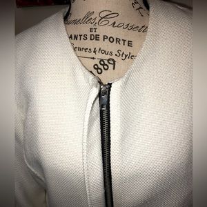Beautiful white, short business blazer. Functional front zipper. Size large